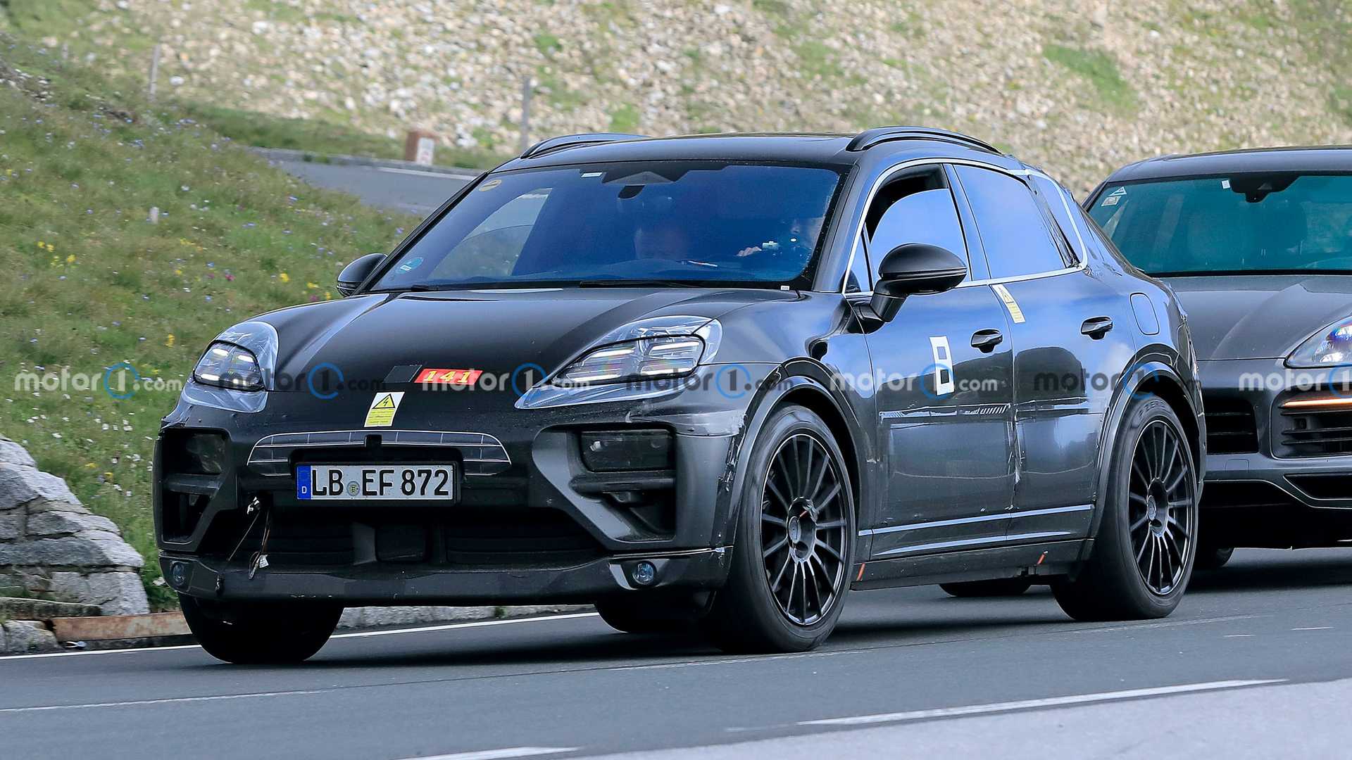 Макан новый трек 2024. Порше Макан 2024. Porsche Macan 2023. Porsche Cayenne GTS 2024. Новый Porsche Macan 2024.